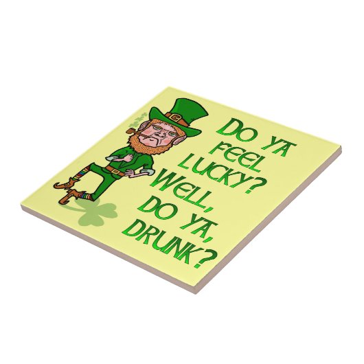 Lustiger starker glücklicher betrunkener Kobold Fliese (Seite)