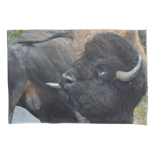 Lustiger Stier-Bison, der seine Testikel leckt Kissenbezug