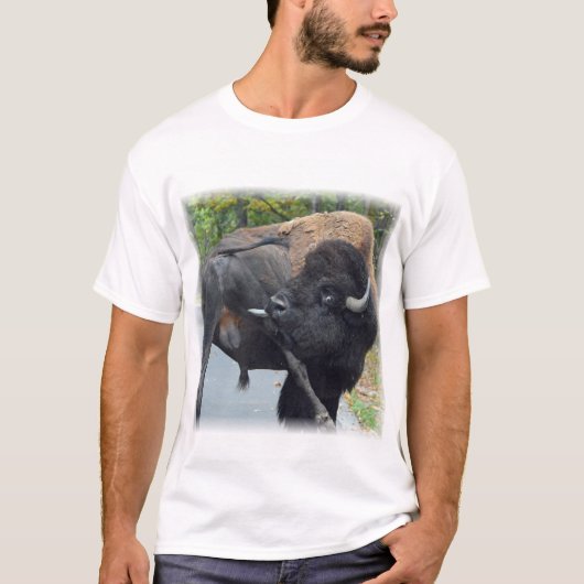 Lustiger Stier-Bison, der seine Testikel leckt T-Shirt (Vorderseite)