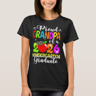Lustiger stolzer Opa eines Kindergartenkindes der T-Shirt