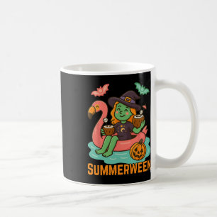 Lustiger Summerween Süße Hexe schwebend in Flaming Kaffeetasse