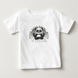 Lustiger süßer Panda beim Yoga. Lustige Yoga-Übung Baby T-shirt
