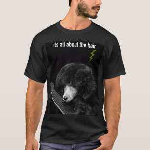 Lustiger süßer Pudel-Welpe Hund mit T-Shirt