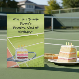 Lustiger Tennis-Geburtstagskuchen auf einem Tennis Karte