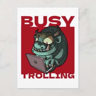 Lustiger Troll beim Internet-Trollen auf Laptop Ca Postkarte