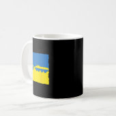 Lustiger ukrainischer Bauer mit Traktor stiehlt ei Kaffeetasse (Vorderseite Links)