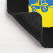 Lustiger ukrainischer Bauer mit Traktor stiehlt ei Mousepad (Ecke)