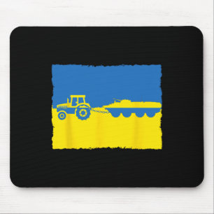 Lustiger ukrainischer Bauer mit Traktor stiehlt ei Mousepad