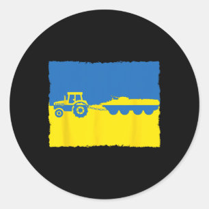 Lustiger ukrainischer Bauer mit Traktor stiehlt ei Runder Aufkleber