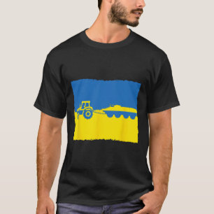 Lustiger ukrainischer Bauer mit Traktor stiehlt ei T-Shirt