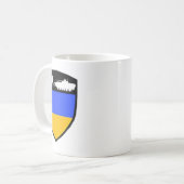 Lustiger ukrainischer Bauer schleppt Panzer mit Tr Kaffeetasse (Vorderseite Links)