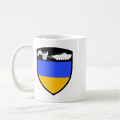 Lustiger ukrainischer Bauer schleppt Panzer mit Tr Kaffeetasse (Links)