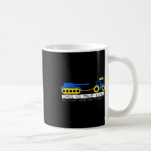 Lustiger ukrainischer Bauer zieht einen Panzer mit Kaffeetasse
