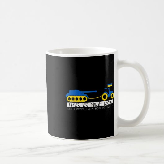 Lustiger ukrainischer Bauer zieht einen Panzer mit Kaffeetasse (Rechts)
