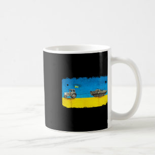 Lustiger ukrainischer Bauer zieht Panzer mit Trakt Kaffeetasse