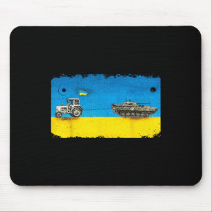Lustiger ukrainischer Bauer zieht Panzer mit Trakt Mousepad