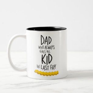 Lustiger Vater, der seinem Kind die letzte Pommes  Zweifarbige Tasse