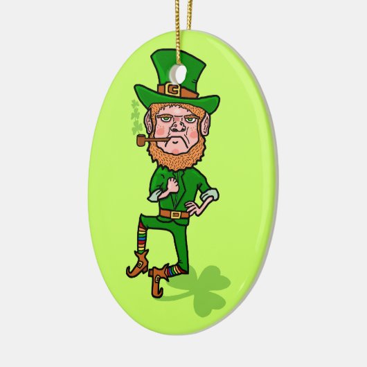 Lustiger verärgerter glücklicher irischer Kobold Keramik Ornament (Links)