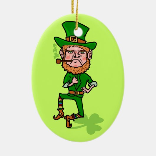 Lustiger verärgerter glücklicher irischer Kobold Keramik Ornament (Hinten)