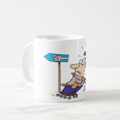 Lustiger verlorener Mann verwirrter Reisender mit Kaffeetasse (Vorderseite Links)