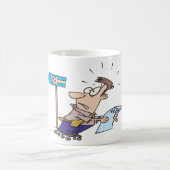 Lustiger verlorener Mann verwirrter Reisender mit Kaffeetasse (Mittel)