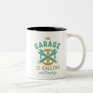 Lustiger Vintage-Reparaturmechaniker-Garage ruft a Zweifarbige Tasse