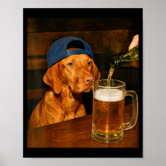 Lustiger Vizsla trinkt Bier Hund Meme Humor Grafik Poster