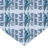Lustiger Wal-Wortwitz "Oh Wal" Hump Day Design Tischdecke (Schrägansicht)