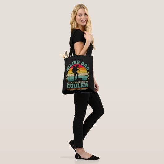 Lustiger Wandervater wie ein normaler Vater beim W Tasche (Am Model)