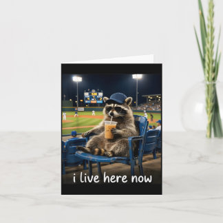Lustiger Waschbär Baseball Fan trinkt Eiskaffee Karte