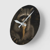 Lustiger Waschbär, der Eis isst Runde Wanduhr (Winkel)