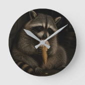 Lustiger Waschbär, der Eis isst Runde Wanduhr (Vorderseite)