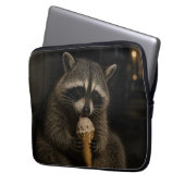Lustiger Waschbär, der Eiscreme isst Laptopschutzhülle (Vorderseite Links)