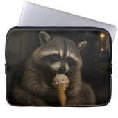Lustiger Waschbär, der Eiscreme isst Laptopschutzhülle (Vorderseite)