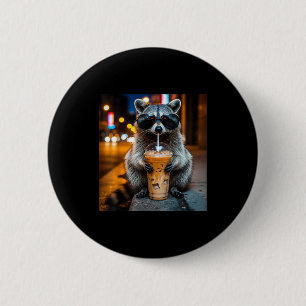 Lustiger Waschbär, der eisgekühlten Kaffee trinkt, Button