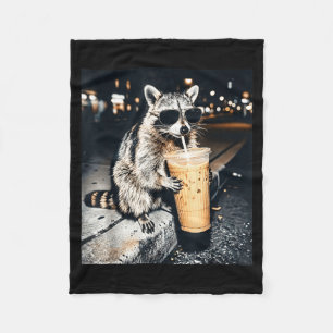 Lustiger Waschbär, der kalten Kaffee trinkt Fleecedecke