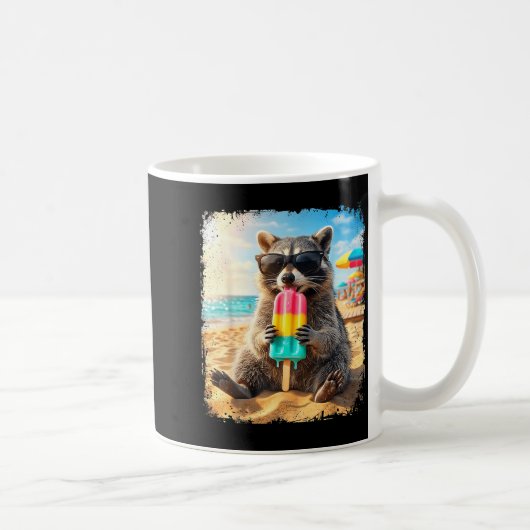 Lustiger Waschbär, der Popsicle-Sommer-Tier isst Kaffeetasse (Rechts)