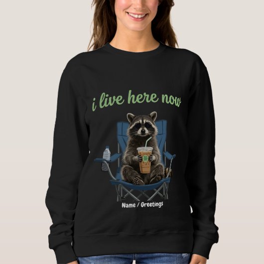 Lustiger Waschbär-Eiskaffee Ich lebe jetzt hier Sweatshirt (Vorderseite)