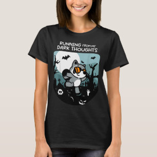 Lustiger Waschbär Halloween läuft vor dunklen Geda T-Shirt
