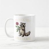 Lustiger Waschbär, ich würde dich über den Müll am Kaffeetasse (Links)