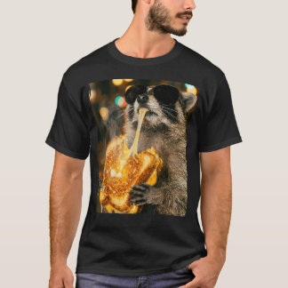 Lustiger Waschbär isst gegrüßenen Käse T-Shirt