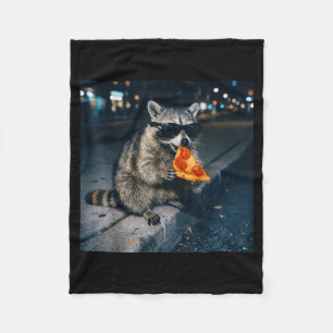 Lustiger Waschbär isst Pizza süßes Tier-Selfie Fleecedecke