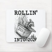 Lustiger Waschbär rollt in den Müllcontainerbrand Mousepad (Mit Mouse)