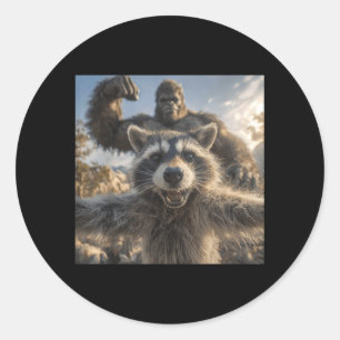 Lustiger Waschbär-Selfie mit Bigfoot Lustiger Sasq Runder Aufkleber