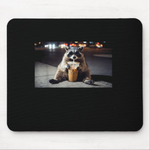 Lustiger Waschbär trinkt eisgekühlten Kaffee in de Mousepad