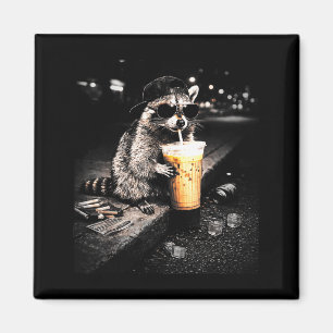 Lustiger Waschbär trinkt eisgekühlten Kaffee Kunst Magnet