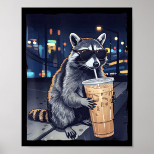 Lustiger Waschbär trinkt eisgekühlten Kaffee süßes Poster