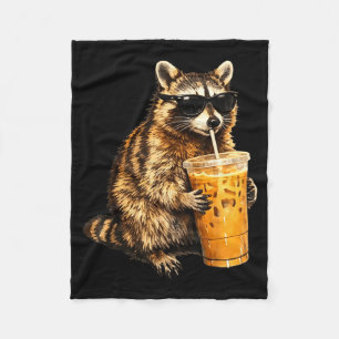 Lustiger Waschbär trinkt eisgekühlten Kaffee Tier  Fleecedecke