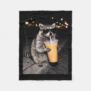 Lustiger Waschbär trinkt eisgekühlten Kaffee Tier Fleecedecke