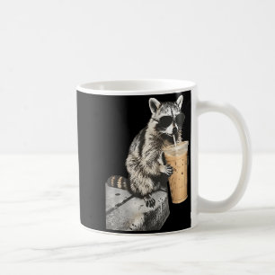 Lustiger Waschbär trinkt eisgekühlten Kaffee Tier Kaffeetasse